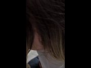 Je baise ma demi-sœur à fond pendant qu'elle prépare mon jus et elle finit par tout avaler.