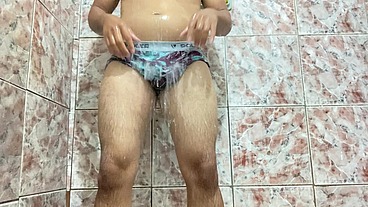 Meu pau ficou duro quando tirei a cueca toda