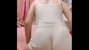 Novinha branquinha rabuda mexendo as nadegas