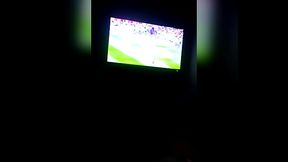 Vemos el mundial mientras follamos