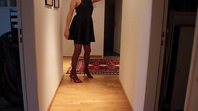 Dressed in leather skirt and red high heels, play till jizz