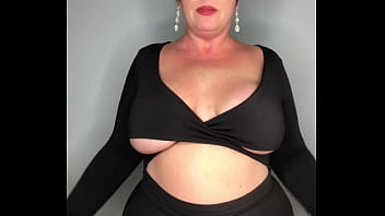 Hourglass Mama&#039_s nipslip | boobie pops out !