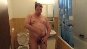 pasci wichst nach der intimrasur im badezimmer