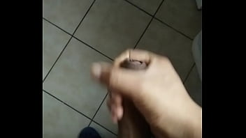 masturbadose en el ba&ntilde_o