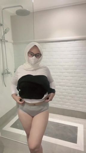 Stepsister caught showing off her big body and breasts