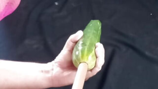 Amatör bir eşcinsel kölenin dildo ile mastürbasyon yaptığı BDSM yakın çekim videosu.