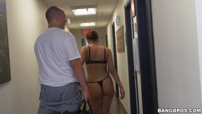 Miami repairman gets BBC and banged by Mariah Banks