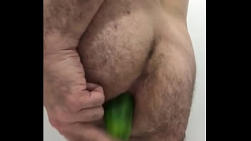 Saurontole follando con un pepino