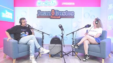 Boss MILF enloquece de placer cuando su secretaria petite le hace sexo oral hasta dejar su jugosa pussy goteando!