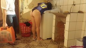 Dona de casa casada paga t&eacute_cnico de m&aacute_quina de lavar com a bucetinha