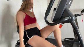 Sporty Girl Masturbates on the Exercise Machine