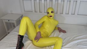 Lilou fucks in yellow latex
