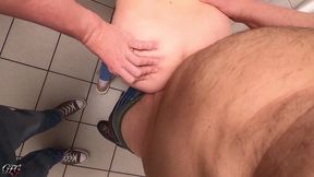 cucki muss zusehen: sirena sweet lasst sich auf der mannertoilette von egon kowalski abfullen! pov-demutigung pur!