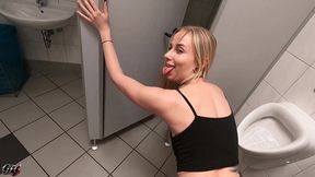 cucki muss zusehen: sirena sweet lasst sich auf der mannertoilette von egon kowalski abfullen! pov-demutigung pur!