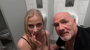 cucki muss zusehen: sirena sweet lasst sich auf der mannertoilette von egon kowalski abfullen! pov-demutigung pur!