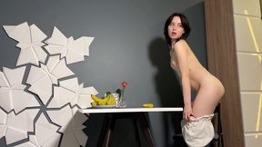 karolina geiman 21 yr old films herself using a banana to cum