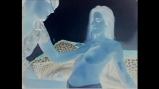 拥有傲人天然巨乳的拉拉少女霍莉·伍兹、凯莉·凯奇和艾玛自慰