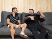 Mi amigo HETERO se resiste pero acabo follandome su CULO VIRGEN 🍆🍑