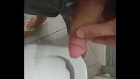 BATENDO UMA NO BANHEIRO DO MERCADO