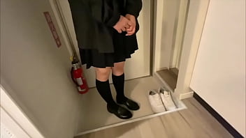 おか◯さんが帰ってくる前に彼女を家に招いてマッサージするよといい彼女のマンコ近くを触っていたら、彼女のパンツが濡れてきてそのまま、、