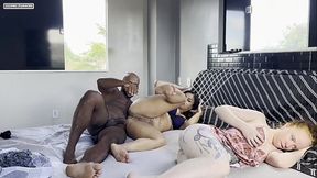 Acordei o marido da minha amiga,pra ele me fuder so que ela estava roncando do lado.foi muito gostoso aquela sensa&ccedil_&atilde_o de perigo ainda levei muita porra em minha boca