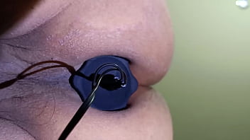 Jugando con mi hoyito de placer, abriendolo y metiendole mi plug que da descargas el&eacute_cricas