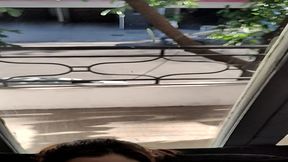 le doy una limpieza de polla en p&uacute;blico desde el balcon