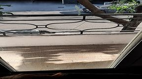 le doy una limpieza de polla en p&uacute;blico desde el balcon