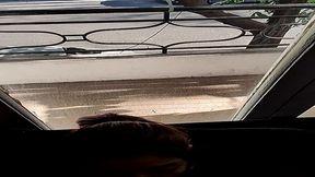 le doy una limpieza de polla en p&uacute;blico desde el balc&oacute;n