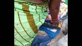 Desi aged aurot ki tight gaand..and sexy backless blouse