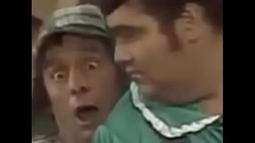Nhonho e chaves se descobrindo enquanto nhonho quica na rolade chaves