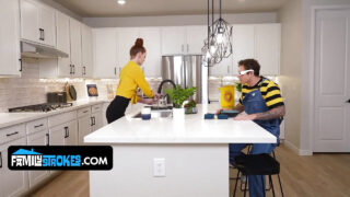 Kurvige rothaarige BBW-MILF-Stiefmütter Erin Everheart und April geben schlampige Blowjobs vor intensivem Analverkehr.