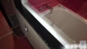 素人秋奈18岁在酒店猎取初次3P乱交 上