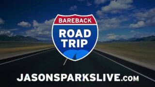 Vysokoškolačtí hřebci Jordan Starr a Jason Sparks orálně orálovali potetovaného Spencera Daleyho bez sedla s intenzivním kouřením a hlubokým olizováním hrdla