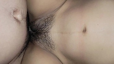 Chica caliente de 18 años folla mi gran polla recibiendo semen en el coño peludo