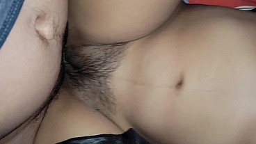 Chica caliente de 18 años folla mi gran polla recibiendo semen en el coño peludo