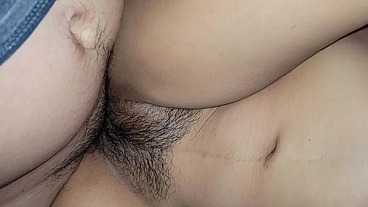 Chica caliente de 18 años folla mi gran polla recibiendo semen en el coño peludo