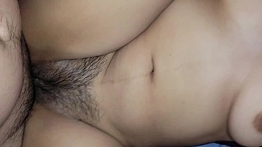 Chica caliente de 18 años folla mi gran polla recibiendo semen en el coño peludo