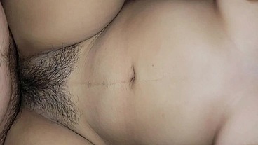 Chica caliente de 18 años folla mi gran polla recibiendo semen en el coño peludo