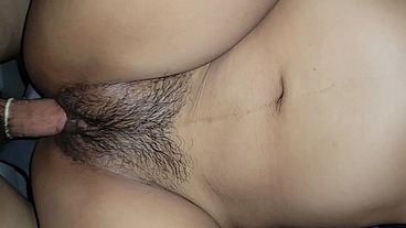 Chica caliente de 18 años folla mi gran polla recibiendo semen en el coño peludo