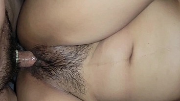 Chica caliente de 18 años folla mi gran polla recibiendo semen en el coño peludo