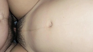 Chica caliente de 18 años folla mi gran polla recibiendo semen en el coño peludo