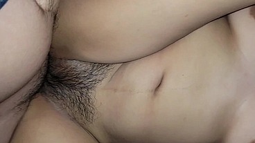 Chica caliente de 18 años folla mi gran polla recibiendo semen en el coño peludo