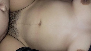 Chica caliente de 18 años folla mi gran polla recibiendo semen en el coño peludo