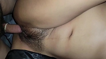 Chica caliente de 18 años folla mi gran polla recibiendo semen en el coño peludo