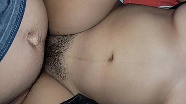 Chica caliente de 18 años folla mi gran polla recibiendo semen en el coño peludo