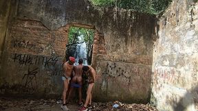 turista vao acampar,e no meio da mata descobrem cachoeira e acabam fodendo