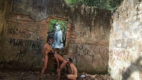 turista vao acampar,e no meio da mata descobrem cachoeira e acabam fodendo