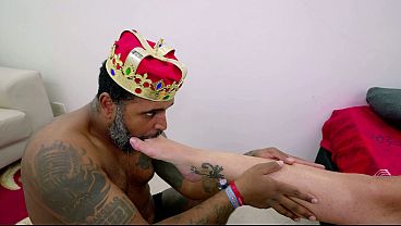 Interracial Foot Fetish: Chupando os p&eacute_s da Loira Gostosa