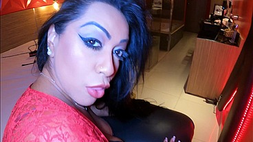 Me comendo bem gostoso, metendo fundo no meu cuzinho e eu peço mais